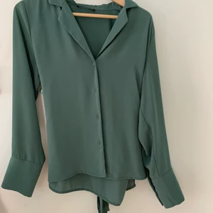 Skjort-blus - Säljer denna blus med stuket av en skjorta. Den går att knyta både i fram och i bak. Blusen är ifrån Gina Tricot, köpt för ca 2 år sen i storlek 36. Endast använd två gånger så den är i nyskick. Säljer pga inte min stil längre. Köparen står för frakten.