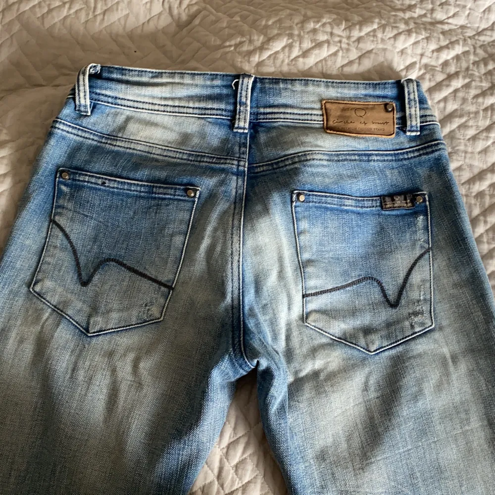 Snygga lågmidjade circle of trust jeans med stjärnor i militärgrönt. Köpta för 995, nyskick aldrig använda. W24 men stretchiga i midjan (billigare frakt går, köparens val!) Långa i benen på mig som är 153. Jeans & Byxor.