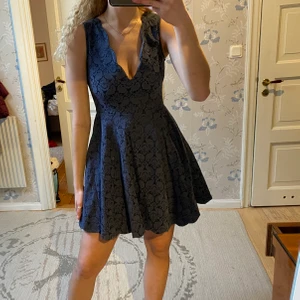 Klänning - Säljer min jättefina blå klänning!! Den är bara använd en gång och helt slut på hemsidan. Den sitter så fint på men är inte riktigt min stil! Jättehärlig till sommaren🌼