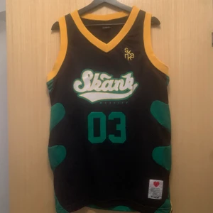 Skank linne  - Säljer mitt skank linne, väldigt bra skick, strl M (herrstrl). Svenskt märke. 150kr + frakt. Om du köper den vita med så får du dom för 200kr + frakt.