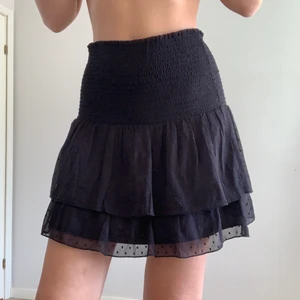 Svart volangkjol  - Volangkjol från ginatricot, passar flera storlekar eftersom den är strechig! I bra skick ( Flera intresserade, buda i kommentarena)