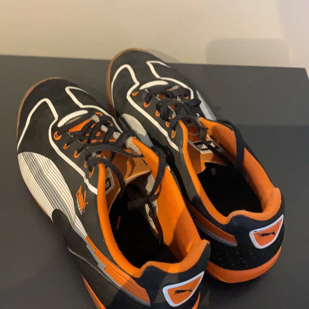 Orange/svarta inomhusskor från Puma. Unisex sko i strl 38 :) . Skor.