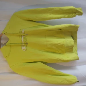 Neon grön Champion hoodie - Storlek S, bra skick och har används fåtal gånger.