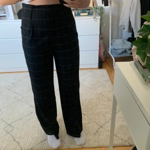 Kostymbyxor från HM - Snygga kostymbyxor från HM! Långa i benen, jag är 172 cm. 100 kr inklusive frakt.