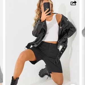 Biker jacket strl 38 - Helt ny jacka från na-kd med fint tryck på ryggen. Prislappen råkade jag dra av. Ny pris va 599kr men säljer den för 299kr. Strl 38. Fler bilder kan skickas💕