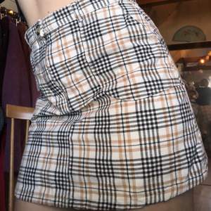 Cool rutig kjol från Monki! Använts någon gång och i bra skick.