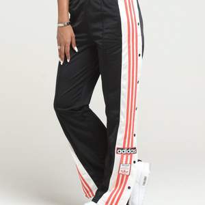 Adidas Adibreak popper pants i storlek UK14 (passande medium till small beroende på önskad passform). Sällan använda och i mycket bra skick!