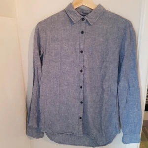 Blå linneskjorta -crocker! - Superfin linneskjorta från crocker. Strl S. Knappt använd. 55% bomull, 45 % linne.  Köparen står för frakt. Skriv för fler bilder/info. 