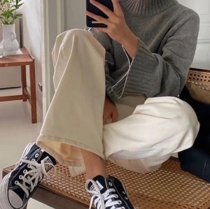 Vida jeans  - vida jeans från asos tall🤍 har slutat använda då de tyvärr blivit för stora för mig, skulle säga att de passar bra på någon som är mellan 174-182cm lång kanske! Skulle även säga att de passar en M-L beroende på hur man vill att de ska sitta 👍🏼 (första två bilderna är lånade) 