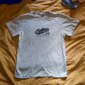 Vintage inspirerad tryckt t-shirt. Beige colorway. True to size M. 