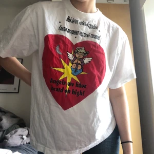 Cool tisha  - En cool tshirt jag köpt secondhand! Oversized i storleken på mig som är en S. Hör av dig om du har några frågor:) 