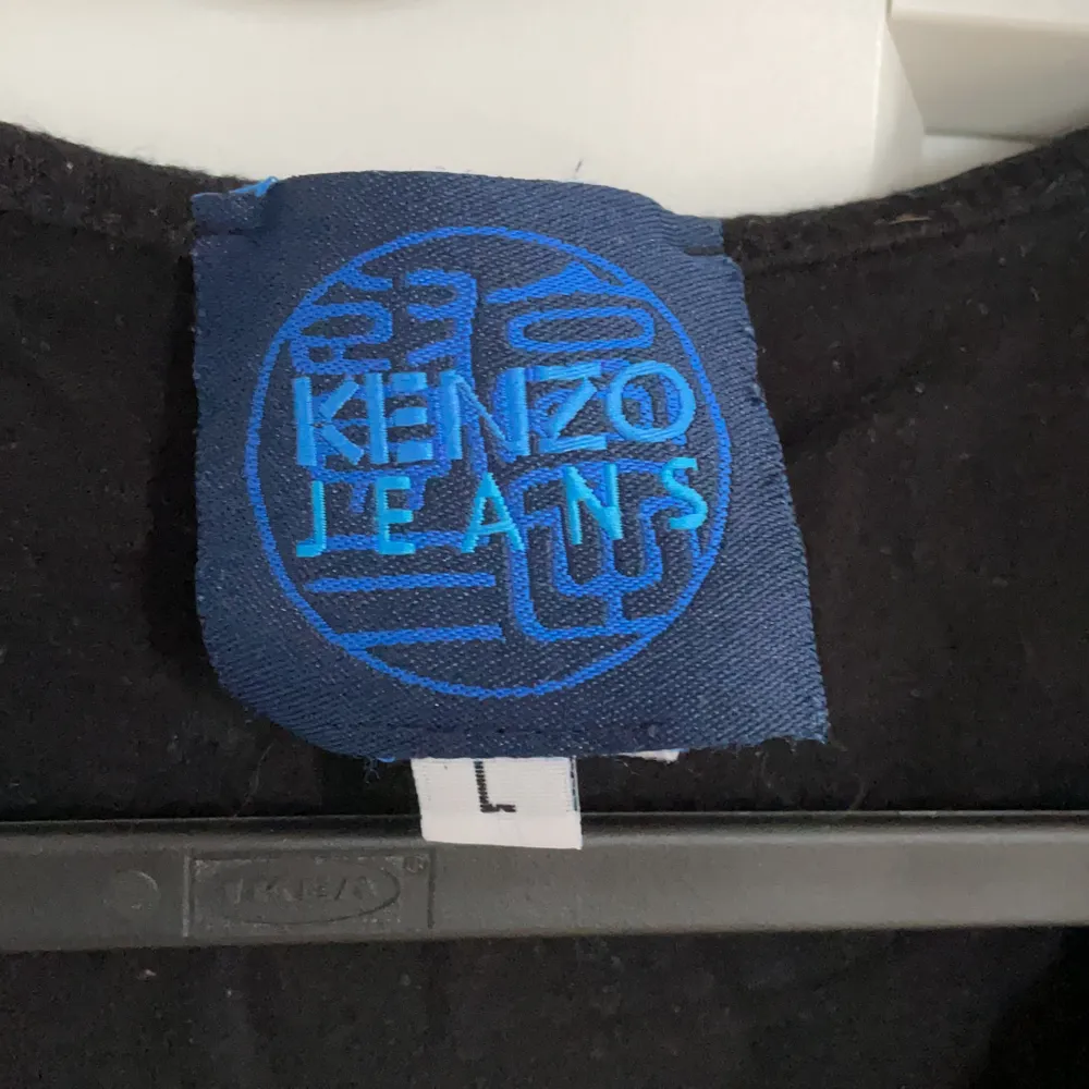 Gullig vintage kenzo tröja i storlek L men den sitter som en S/M🤍 stretchigt material så skulle kunna passa alla mellan S-L, fint skick!. T-shirts.