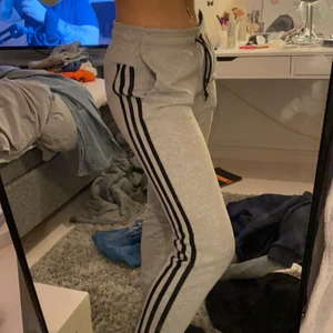 Grå Adidas mjukis - Assköna Adidas mjukisbyxor som är i princip i nyskick. Skriv för mer bilder/info💕