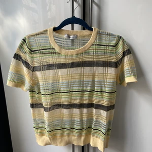 Gul Topp - Gul Topp från Zara. Storlek L men passar även mindre storlekar. 