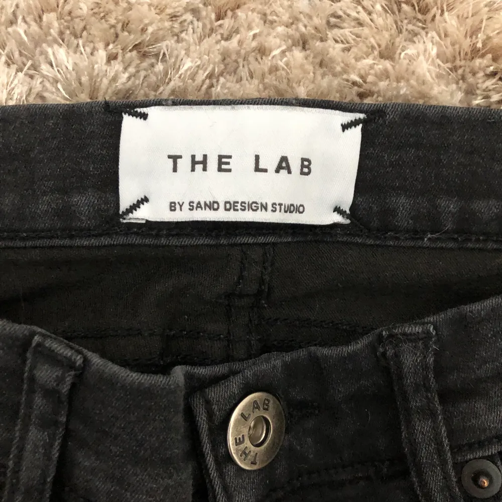 Svara jeans från Sand design studio storlek W28. Knappt använda och säljer för 129 + eventuell frakt 🤍🖤. Jeans & Byxor.