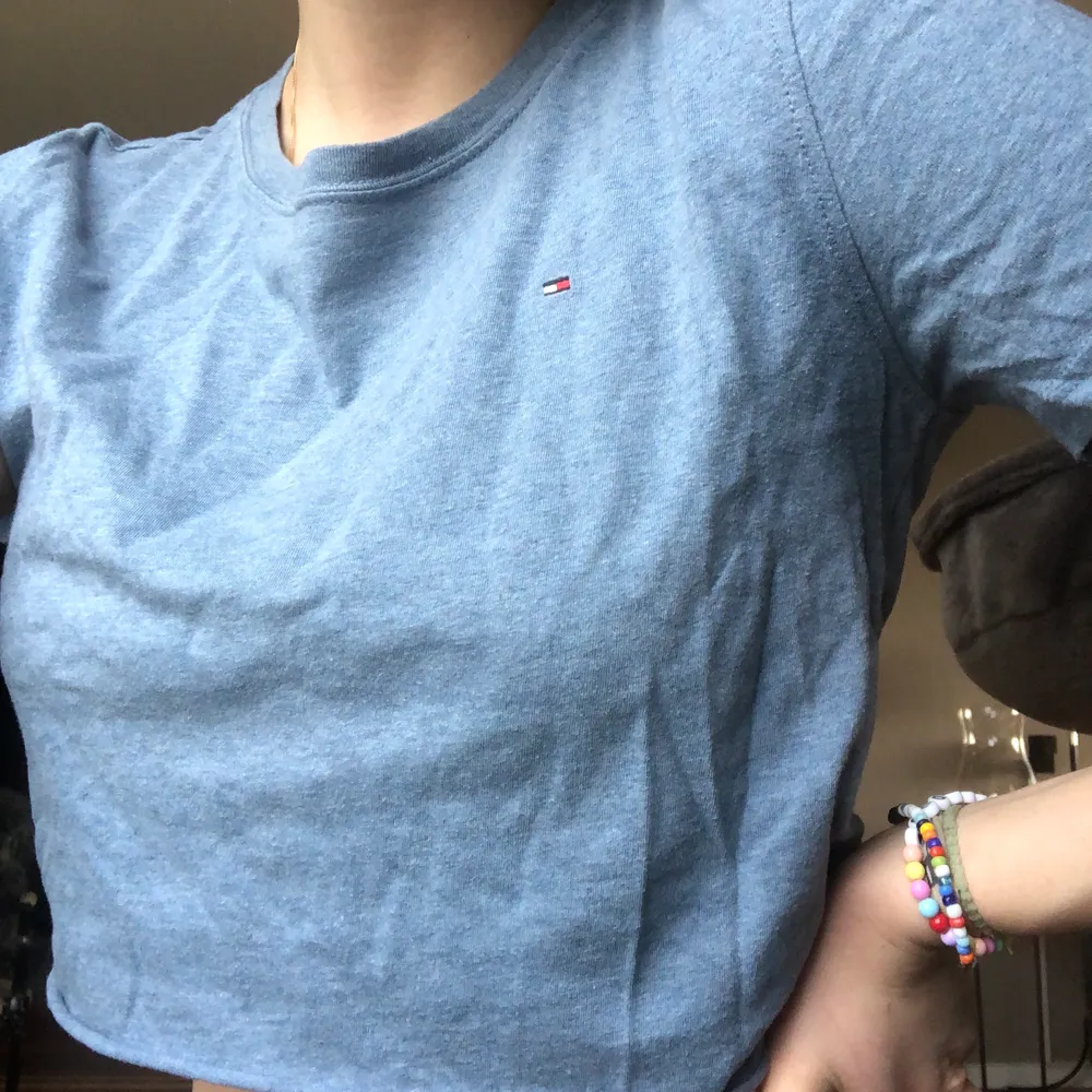 Blå Hilfiger tröja som jag klippt av och gjort till en magtröja. Säljs då den inte kommer till användning:)  . T-shirts.