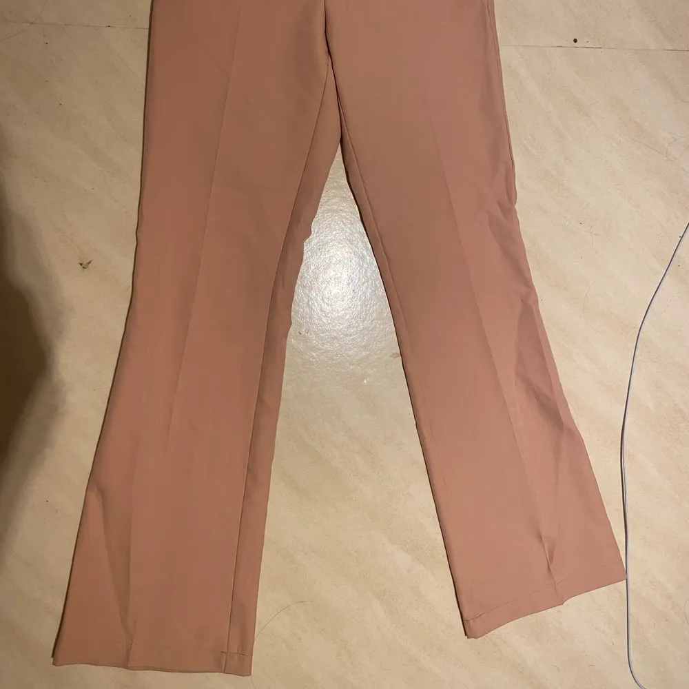 Beiga/ljusrosa kostymbyxor ifrån bikbok (nypris 399kr) använda endast 2 gånger men säljer eftersom jag inte tyckte dessa passade så bra på mig. De är i storleken 34 men kan säga att de passar även S. Jeans & Byxor.
