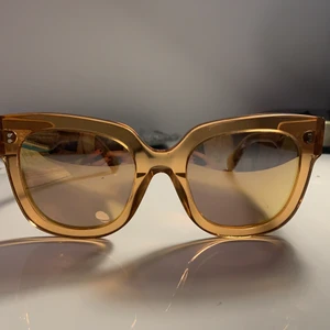 Chimi solglasögon - Säljer mina chimi glasögon, fina orangea med glitter på sidorna. Små skrapor på glaset men syns knappt! Använt fåtal gånger men superfina till sommaren! Är modellen #008PEACH