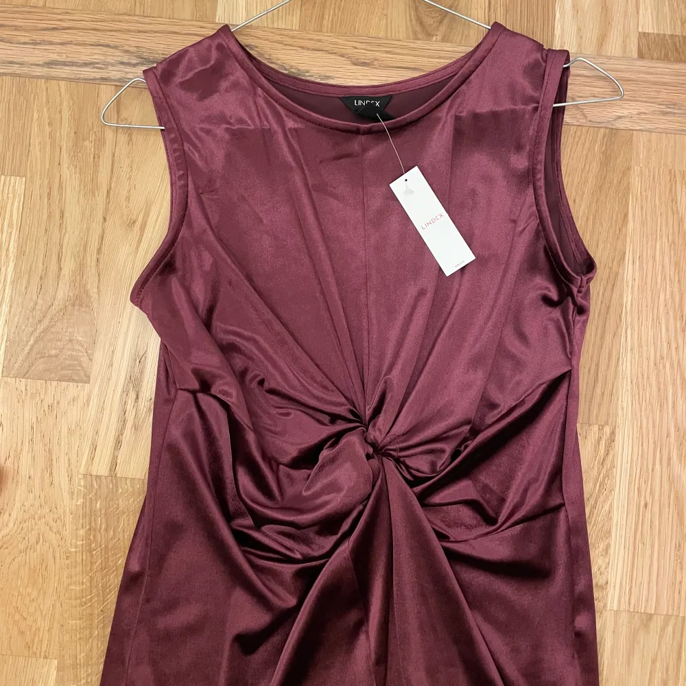 Jätte fin vinröd blus & kjol set i sammet nya med prislappar ny pris kjol 299 blus 199 säljes för 200. Hameet.