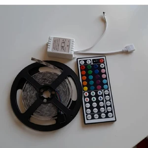 Ledlights - 2.5 m lång ledlist i olika färger. Aldrig använd bara testad. Frakt med i priset. Skriv om du har någon fråga😊 ps. Kontakten som var med funkar inte så man måste tyvärr fixa kontakt själv. Annars funkar allting 