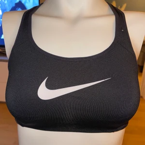 Niketopp  - Sporttopp från nike, tjockare material där fram men inget inlägg