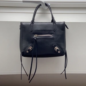 Handväska - Jättefin och rymlig handväska som inte kommer till användning längre tyvärr. Den är använd men är i bra skick. Den kan användas med eller utan axelband🤎🤎 köparen står för frakt