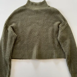 Grön tröja - Passar jätte bra, använd flera gånger.