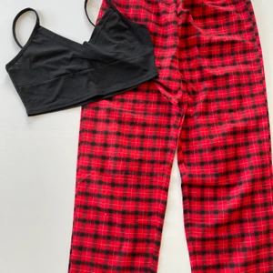 Svart topp & röda rutiga pyjamasbyxor - Köpta på SHEIN, jättebra skick på kläderna.