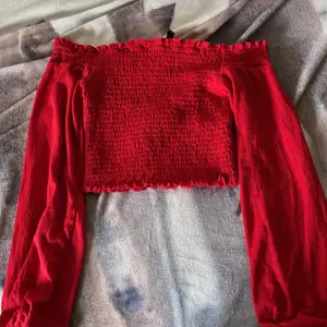 Röd sommar tröja använd 3 gånger 