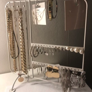 Smycken - har massa olika smycken som jag vill sälja, skriv privat vid frågor