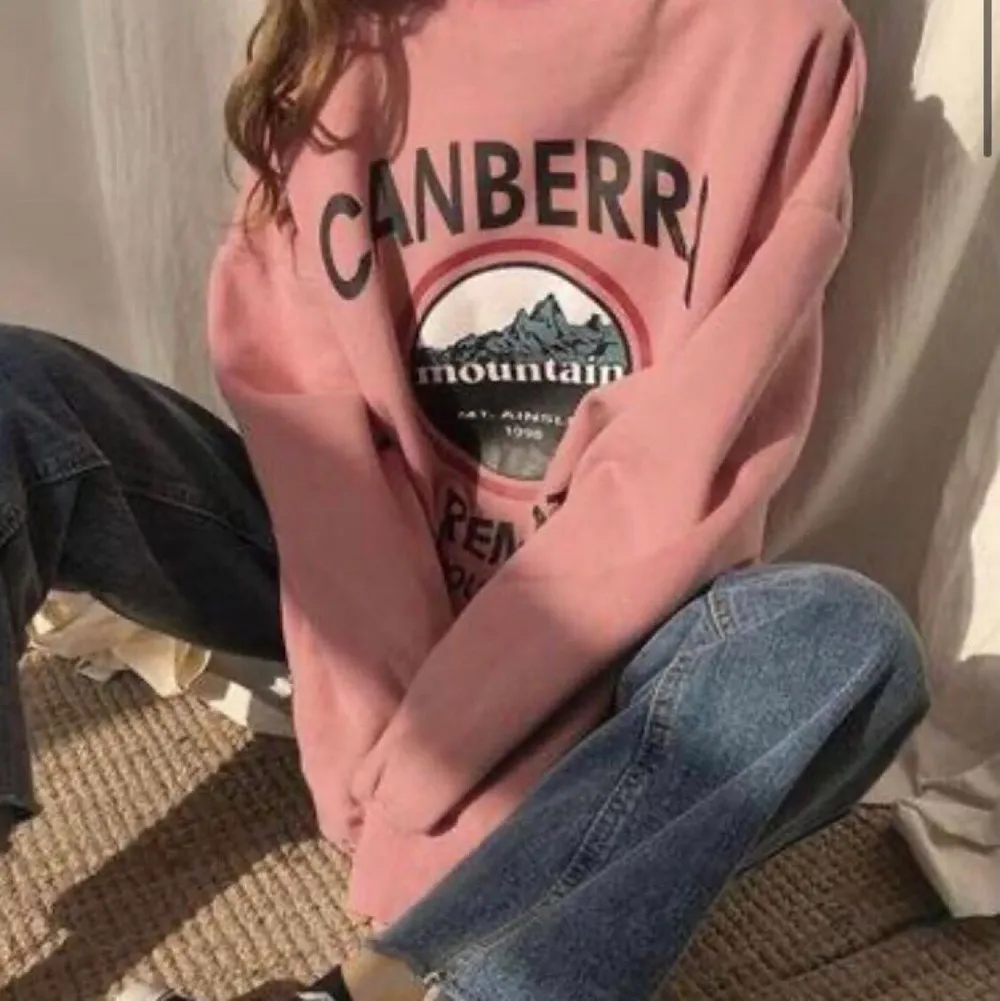 En rosa sweatshirt från polly.love som inte kommit till användning🥰 Den är använd max 2 gånger!! Om du vill ha mer info hör du av dig! Köparen står för frakt🥰. Tröjor & Koftor.