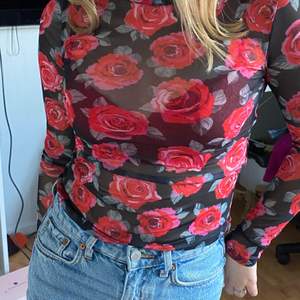 En lätt genomskinlig långärmad tröja med rosor på. Säljer då den inte används 