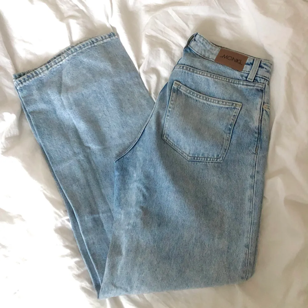 Säljer de populära Yoko jeansen från Monki i nyskick, använda ca 3 gånger, säljer pga fel storlek. Nypris 400kr mitt pris 250kr.. Jeans & Byxor.