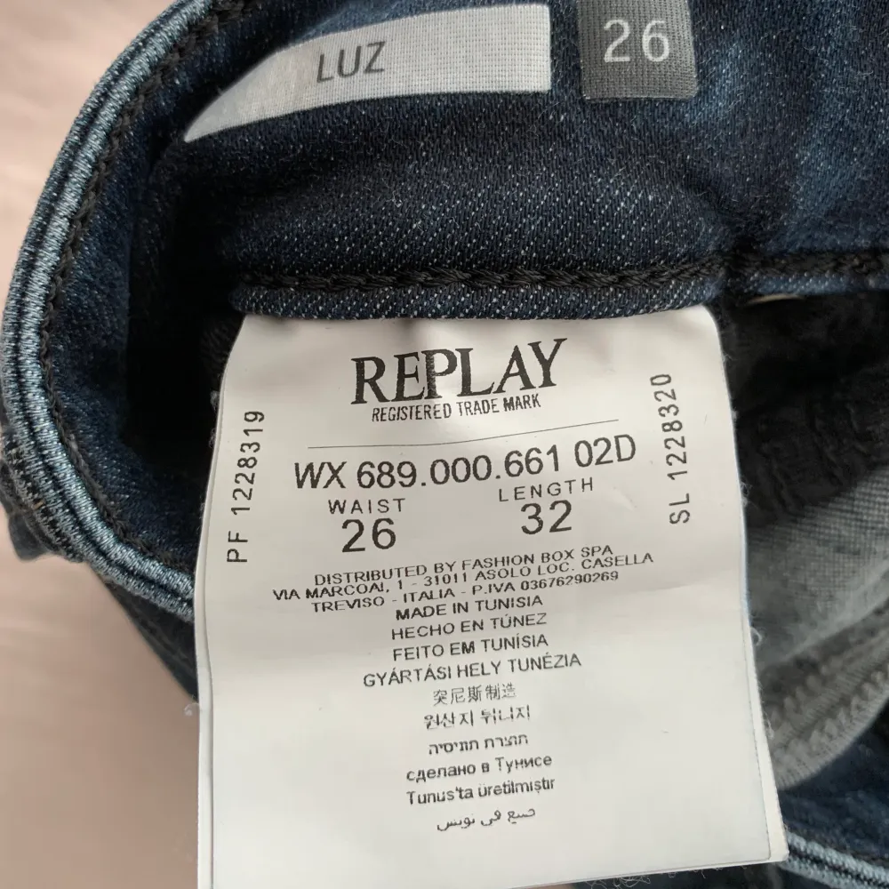 Jag säljer ett par Replay jeans, stk W26L32. De är i bra skick och passar perfekt nere vid fötterna (är 168 cm). De är superfina och har fina detaljer. . Jeans & Byxor.