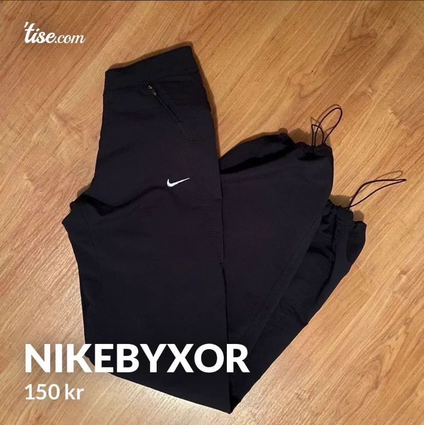 Svarta Nikebyxor i Mycket fint skick. Stl XS. Polyester, Dri Fit, fodrade med mesh. Innerbenlängd 74cm.. Jeans & Byxor.