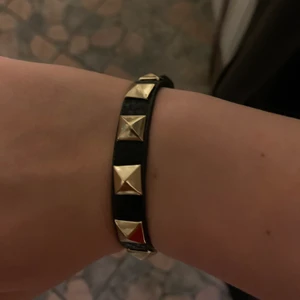 Valentino inspirerande armband  - Säljer detta fina armband med guldiga nitar som är valentino inspirerat!😍😍🙌