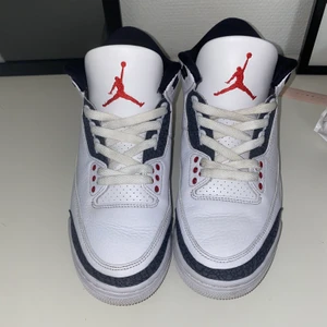 Jordan 3 retro - Hej nu säljer jag mina Jordan 3 retro köpta i november 2020 använt dem 3 gånger STORLEK 40,5