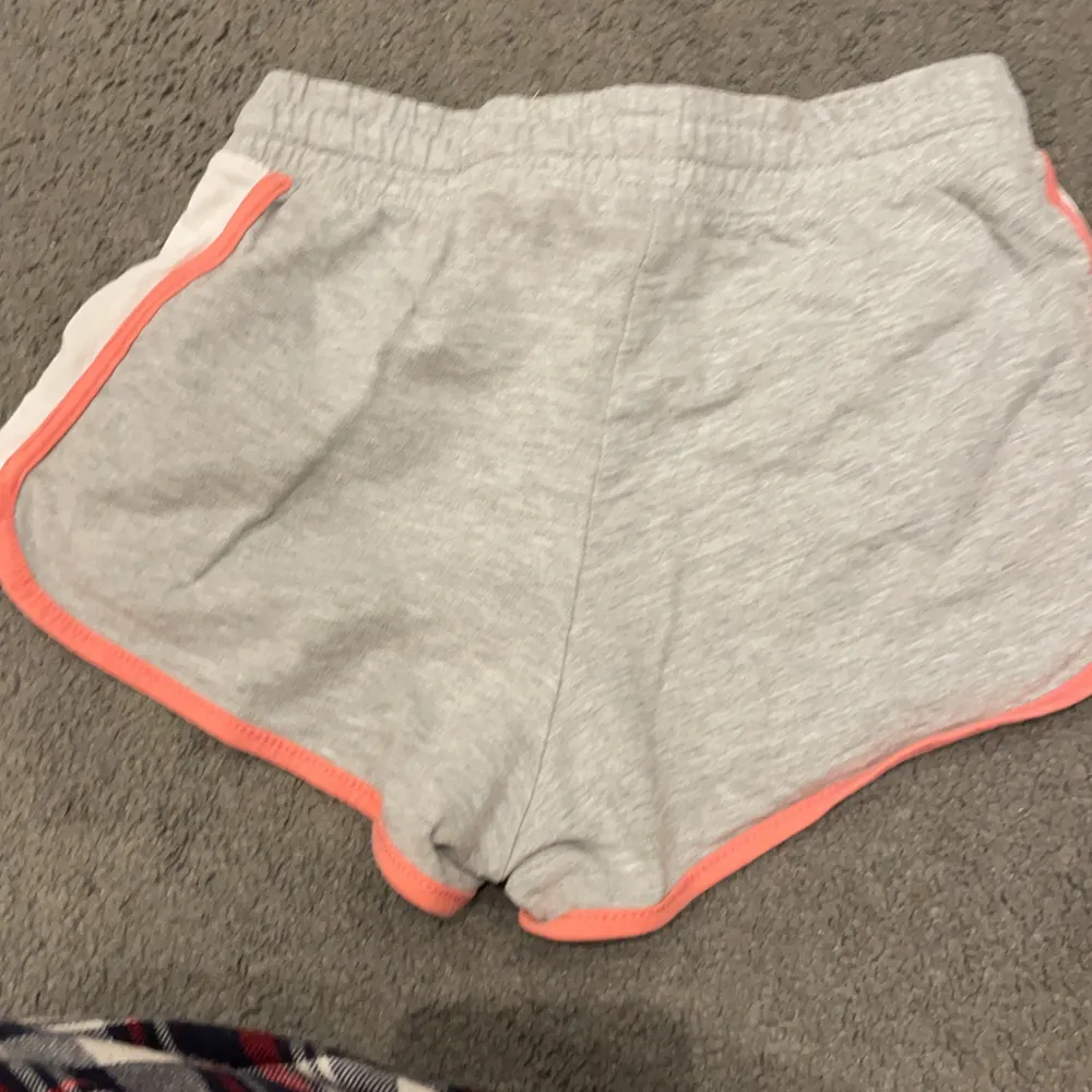 säljer dessa fina shorts för dom är ej till användning 😌. 20 kroner köparen står också för frakt.. Shorts.