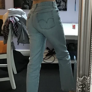 Levi’s Wedgie Straight - Säljer mina riktigt snygga Levi’s Wedgie Straight Jeans i färgen montgomery baked. Köpta för kanske 1,5 år sedan. Väldigt sparsamt andvända, finns inga synliga tecken på andvändning. Köptes för runt 1000 kr, säljer för 250:)