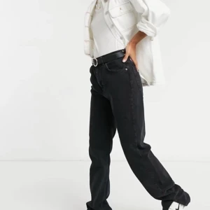 Byxor med slits från ASOS, märke är pull&bear - Skitsnygga byxor från pull&bear med slits, använda endast 4 gånger och jättefint skick! Dom är i storlek 38 och passar mig jättebra i längden då jag är cirka 1,74 cm 