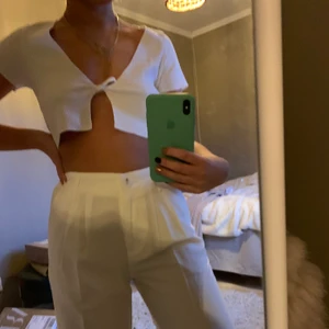 Vit topp - Kollar intresset på denna fina topp! Den är använd 3/4 ggr så i fint skick <3 buda i kommentarerna om ni är intresserade. Vid ev köp så står köparen för frakt :))