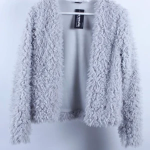 Stl M  - Säljer min Gina Tricot kofta i grå på grund av att jag har växt ur den, knappt använt! 