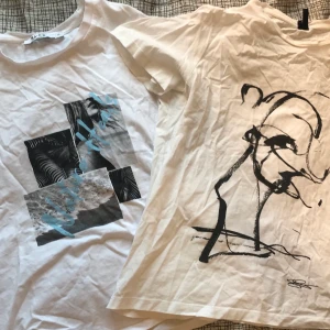 T-shirts från NA-KD - Säljer dessa två supersnygga t-shirts från NA-KD, som är i mycket bra skick för endast 30kr/ st!! Båda är vita men ljuset gjorde så de såg lite gulaktiga ut. Storlek M på båda tröjorna, jag har storlek S i tröjor och de är otroligt snyggt att de sitter lite oversize. Kontakta mig för frågor, bilder och mer information🥰