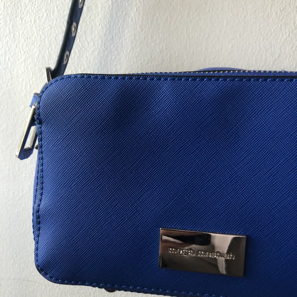 Säljer denna otroligt fina blåa handväska. Två olika axelband ingår. Har endast använt den några få gånger alltså är den i topskick. Börja buda i kommentarerna eller köp direkt för 300kr. 💙. Väskor.