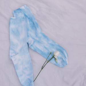 Snygga och unika blåa tiedye strumpor💙🤩 gör din outfit roligare och passar perfekt nu till våren😊 Frakt tillkommer💓
