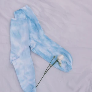 Tiedye strumpor  - Snygga och unika blåa tiedye strumpor💙🤩 gör din outfit roligare och passar perfekt nu till våren😊 Frakt tillkommer💓