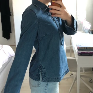 Jeansskjorta - En rätt annorlunda jeansskjorta som jag tror kan bli väldigt cool om man t.ex croppar den (exempel på bild 2)! Stl 42 men tycker inte den är så stor (jag har vanligtvis stl S/36), mer som en oversized stil :D