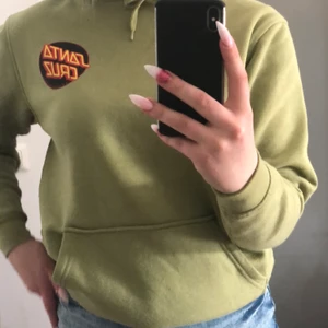 santa cruz hoddie - ord pris 700.  köparen står för frakt.                       knappt använd har bra haft på mig den få gånger därför säljer jag den skriv för mer bilder eller frågor svarar snabbt 