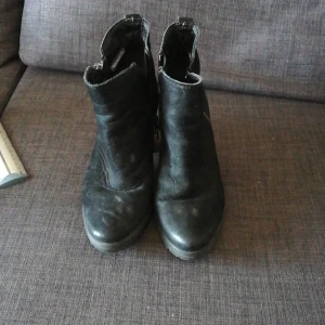 Svarta klackar  - Klackar har används ett par gånger i ett halvår. Säljs nu när den inte används under ett år ungefär. Klacken är 8 cm. 