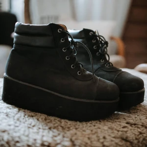Svarta platåskor - Riktigt snygga platåboots. Använt skick, lite smutsiga.
